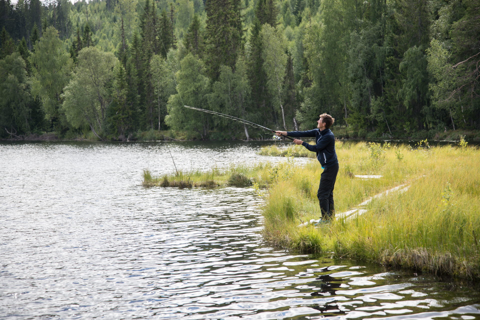 Fiskare vid sjö