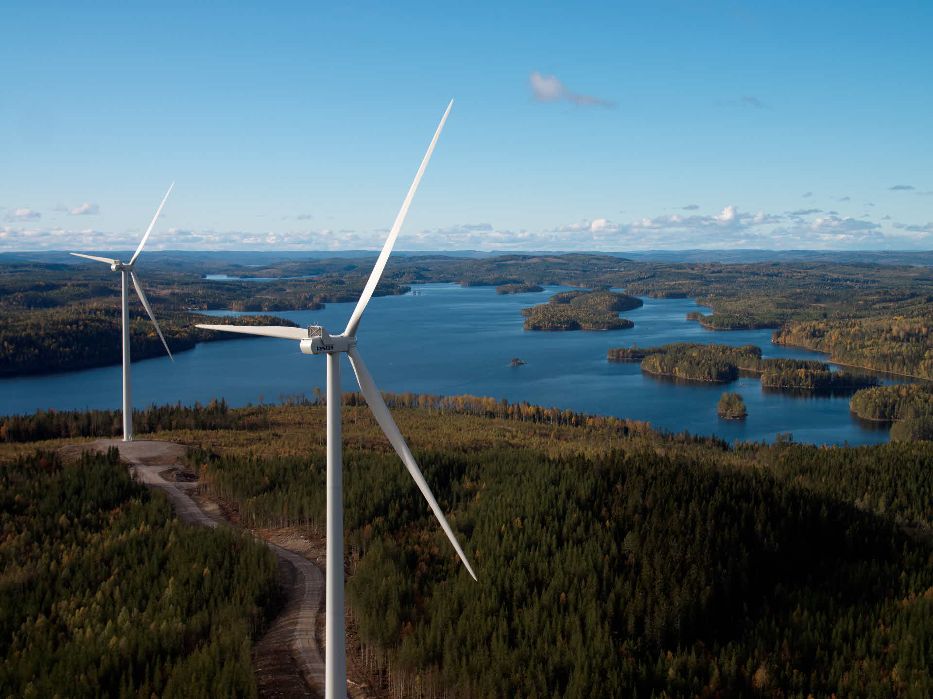 Två vindkraftverk sett snett ovanifrån.